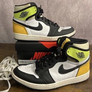 Jordan 1 Retro High OG Volt Neon Size 8.5 555088-118 Men’s Sneaker Yellow Orange
